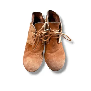 TOMS Desert Wedge Booties Womens 6.5 Tan Suede Metallic Floral Ankle Boots thumbnail 2