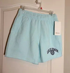 Lululemon Scuba Mid-Rise Oversized Short 7" Graphic. NWT Mint Breeze. SZ Small thumbnail 1
