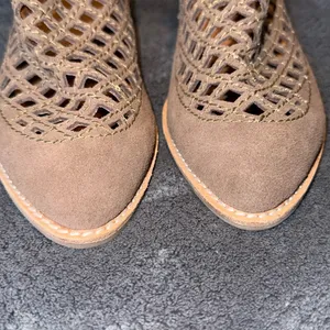 Jeffrey Campbell Tan Perforated Suede Block Heel Ankle‎ Boots Size 8 thumbnail 14
