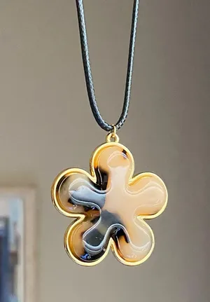 Handmade cute retro boho style big tortoiseshell flower necklace 🌼 thumbnail 2