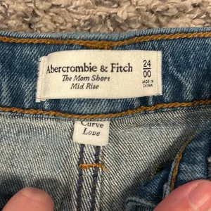 Abercrombie & Fitch Mom shorts mid rise thumbnail 3