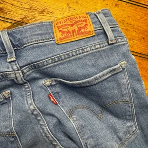 Levis 724 High Rise Straight Crop Jeans Womens 26 Medium Wash Blue‎ Denim thumbnail 6