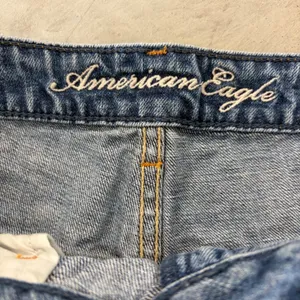 American Eagle Distressed Denim Shorts Medium Wash Frayed Hem Size 4 Cotton thumbnail 2