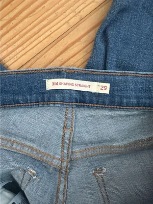 Levi’s 314 Shaping Straight Jeans thumbnail 3