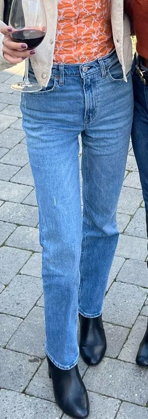 Abercrombie Women's Ultra High Rise 90s Straight Jeans thumbnail 1