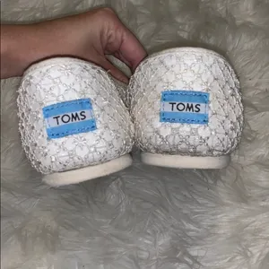 MOVING SALE’ White Lace Toms thumbnail 3