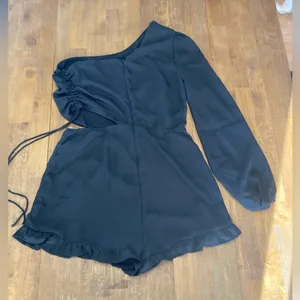 Lulu's Black One-Shoulder Cutout Ruffle Romper thumbnail 4