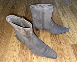 Apostrophe Brown Suede Ankle Booties Boots Women’s 8.5m Kitten Heel Side Zip thumbnail 1