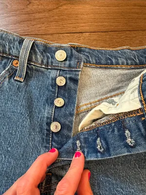 Levi’s 501 Women's Frayed Hem Blue Denim Cutoff Shorts Size 26 - C72-016 thumbnail 3
