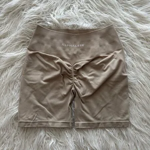 Alphalete Amplify Ultra High Rise Biker Short 4.5” Linen Size Large thumbnail 3
