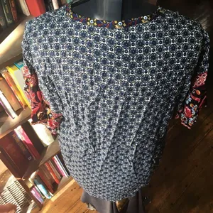 Weekend Suzanne Betro L Scandinavian v-neck blue and red blouse thumbnail 2