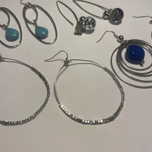 Women’s Lot Of 4 Silver Tone Dangle Costume Earrings Pierced Beaded Mix thumbnail 3