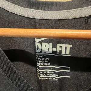 Nike DriFit Women’s V Neck Shirt Size Large thumbnail 3