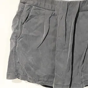 Lululemon‎ Womens Size 4 Black Solid Pull On Pleat Front Tencel Keepsake Shorts thumbnail 2