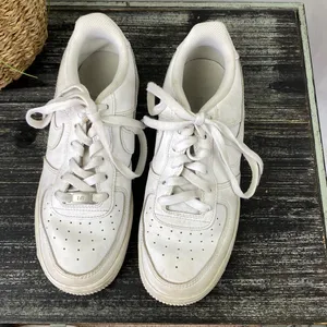Nike White Air Force 1 LE Athletic Sporty Sneaker Shoes 6.5 thumbnail 4