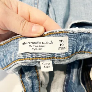 Abercrombie & Fitch Curve Love Raw Hem High Rise Denim Mom Shorts Blue 30 / 10 thumbnail 2