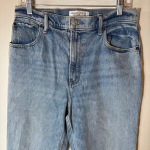 Abercrombie & Fitch '90s Straight Ultra High Rise‎ Jeans Size 29R Light Wash thumbnail 2