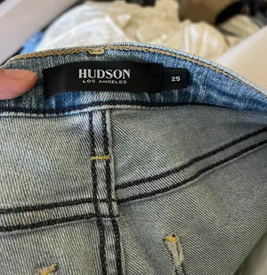Hudson Jeans Distressed light wash Jeans thumbnail 7