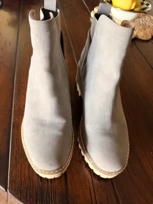 DV by Dolce Vita Rielle Chelsea Lug Sole Boots Taupe Gray Women’s Size 8.5 thumbnail 2