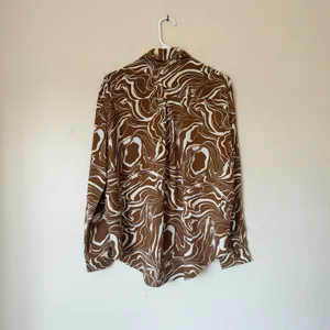 Princess Polly Marble Mae Button Up Satin Shirt Multicolor Brown/Tan Size 4 thumbnail 3