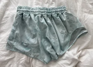 Lululemon Hotty Hot 2.5” Shorts thumbnail 2