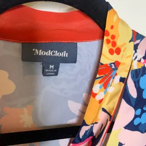 Modcloth Bright Floral Tie Neck Blouse Sz Medium thumbnail 7