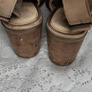 Vince Camuto leather Lazer cut eyelet tan peep toe block heels sz 8 thumbnail 5