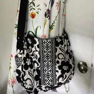 VERA BRADLEY Black & White Floral Messenger Bag thumbnail 5