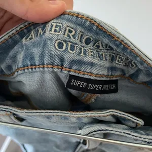 American Eagle Hi‎ Rise Shortie Light Wash Size 6 - Super Super Stretch thumbnail 5
