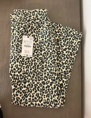 Brand new never worn Zara leopard print jean size 8 thumbnail 1