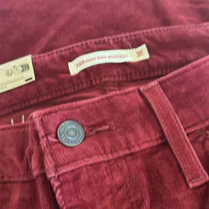 NWT LEVI'S 725 High Rise Bootcut Corduroy Jeans Color: Syrah - Red thumbnail 7