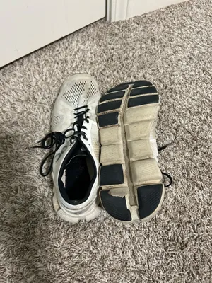 On Cloud Running Shoes thumbnail 3
