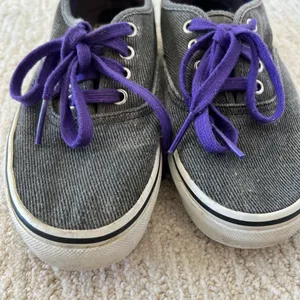 Vans Charcoal Gray tie up shoes w/ Purple laces & logo tag Women Sz 7 Men Sz 5.5 thumbnail 2