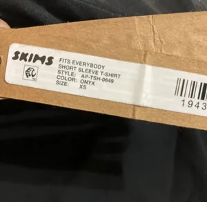 SKIMS Fits Everybody T-Shirt XS thumbnail 4