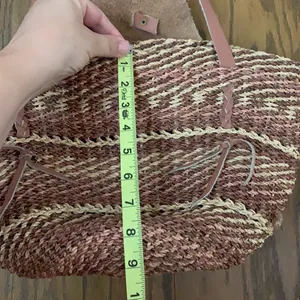 Vintage straw purse‎ with leather straps and wood detail thumbnail 6