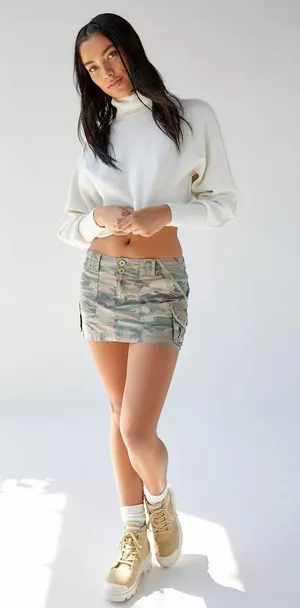 Urban Outfitters NWT White Finley Cropped Turtleneck Sweater thumbnail 4