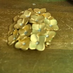 Vintage brushed gold tone floral brooch thumbnail 4