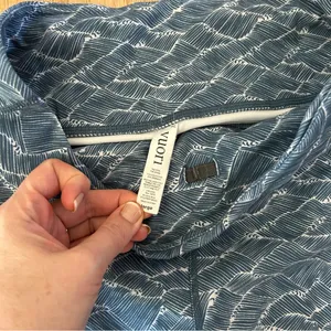 Vuori Pace High Rise Printed Leggings in Navy Wave blue crop size large thumbnail 3