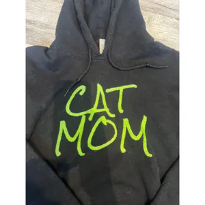 Gildan Heavy‎ Blend Womens Medium Cat Mom Solid Black w/ Green Hoodie Sweatshirt thumbnail 2