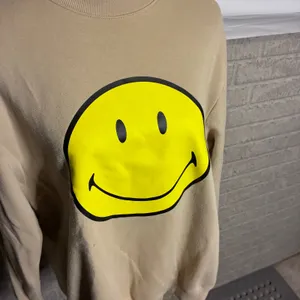 Smiley World x H&M Tan Beige Graphic Sweatshirt Stay Smiley Crewneck Medium thumbnail 2