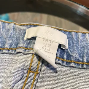 H&M Women’s Light Blue Jeans thumbnail 2