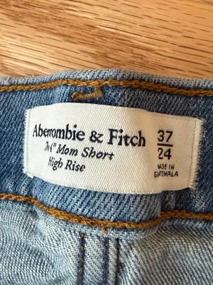 NWT Abercrombie 4" High Rise Mom Jean Short Distressed Denim Cut Off - Size 37 thumbnail 4