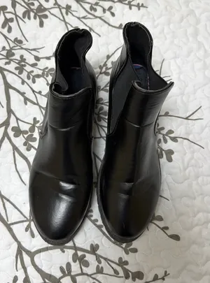 Boots Black Size 8.5 thumbnail 1