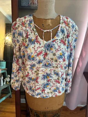 Old Navy White Floral V-Neck Blouse with Blue & Pink Blooms | Size Medium thumbnail 9