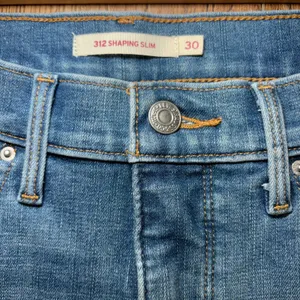 Levi's 312 Shaping Slim Jeans Medium Wash Blue Denim Women's Size 30 thumbnail 5
