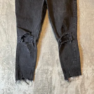 Abercrombie & Fitch High Rise Mom Jeans Size 26 Regular‎ Black Distressed thumbnail 3