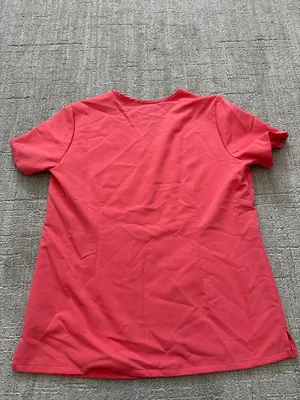 Figs technical collection coral vneck scrub top Sz M thumbnail 3