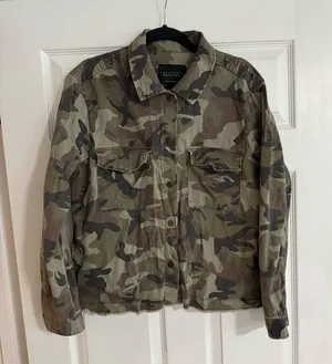 Sanctuary Green Camo Camouflage Snap Front Raw Hem Jacket Shacket thumbnail 2