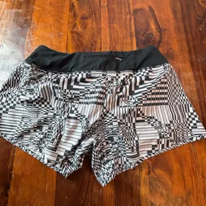 Nike Dri-FIT Women Black White Geometric Optical Illusion Running Shorts‎ Medium thumbnail 4
