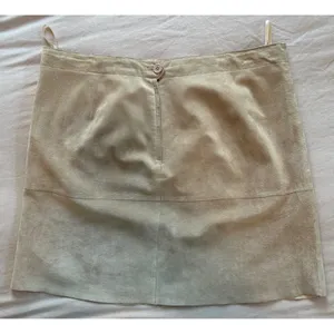 i.e. Tan Suede Leather Mini Skirt A-Line Beige Size 16 Vintage Style thumbnail 6